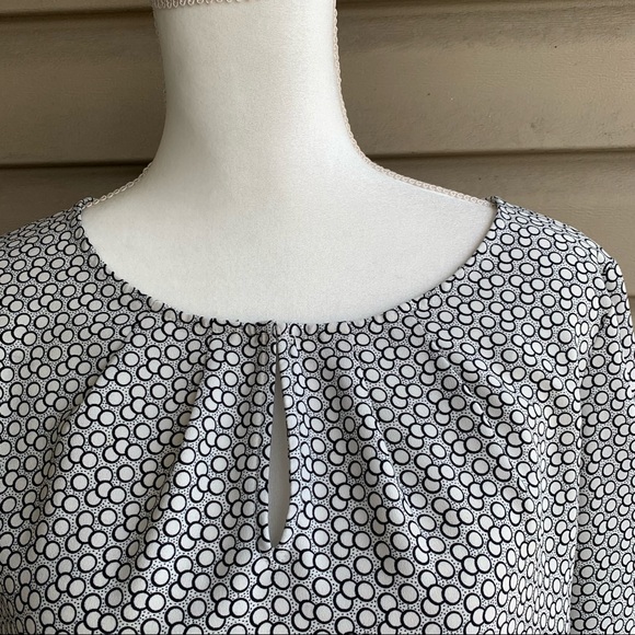 •ANN TAYLOR• Graphic Keyhole Blouse - Size Small - Picture 2 of 9